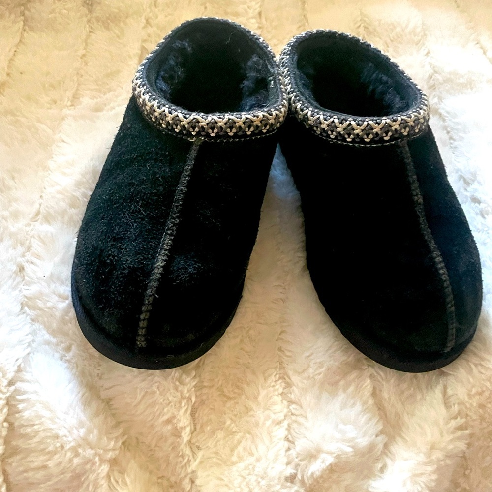 Girls’ kids’ size 4 Ugg Australia Black Tasman slip on sheepskin slippers